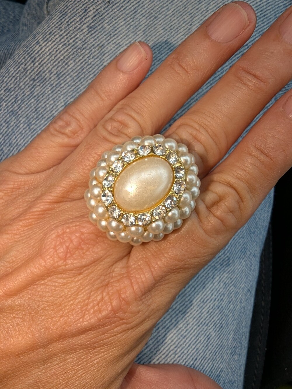 VTG BEAUTIFUL FAUX PEARLS & CLEAR CRYSTALS GOLD TONE STRETCH RING